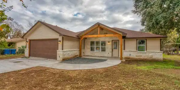 1112 Ash Drive