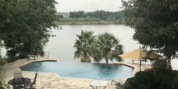 425 Meadowlakes