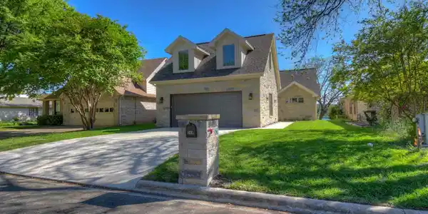 349 Meadowlakes Dr.