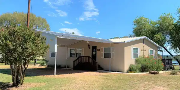 826 Lakeside Drive