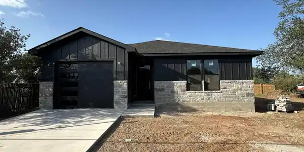126 W Maple Dr