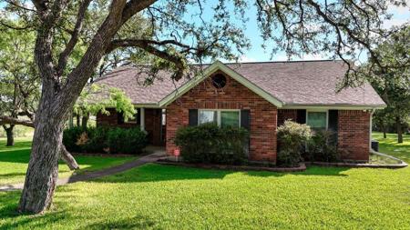 220 W LAKECREST Drive