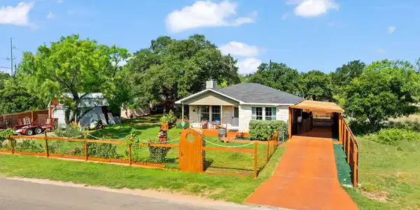 808 Pecan Ln