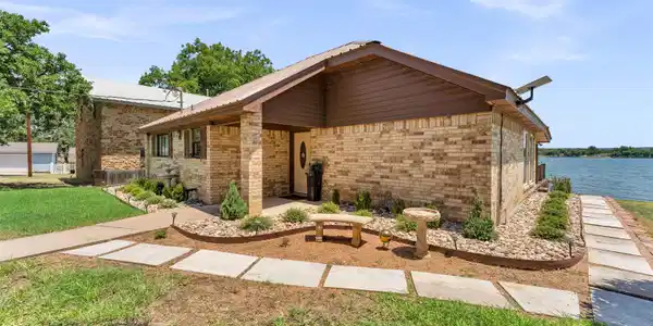 386 Lake Loop