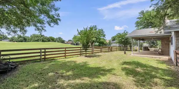 106 Meadowlakes Drive