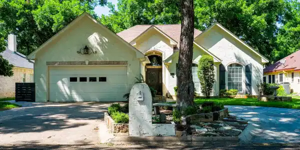 350 Meadowalkes Drive