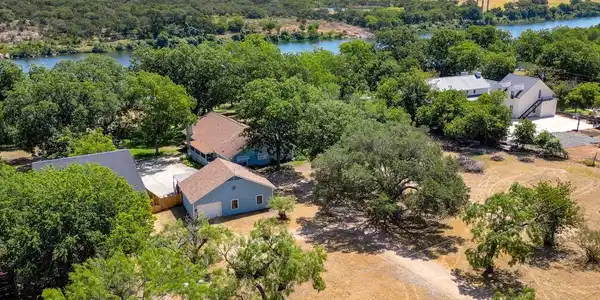 3709 Lakeview