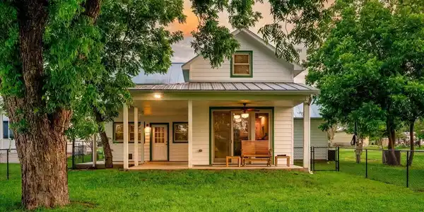 3805 Lakeview