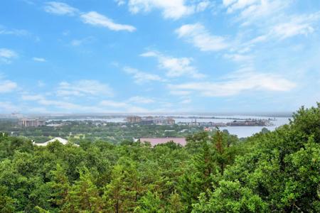 304 Crest View