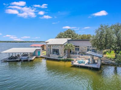 811 Clear Cove