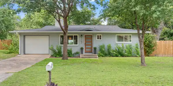 1107 Live Oak Dr
