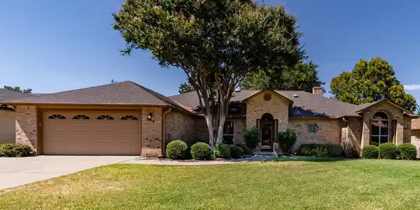 204 Meadowlakes Drive