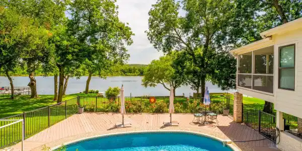 313 Meadowlakes Drive
