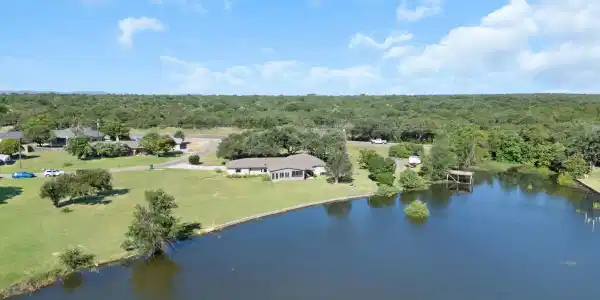 208 Iris Ln