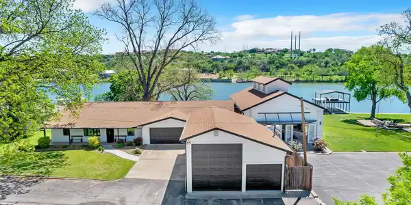 1205 Lakeshore Dr