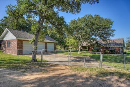 220 W Lakecrest