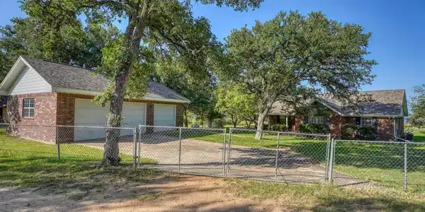 220 W Lakecrest
