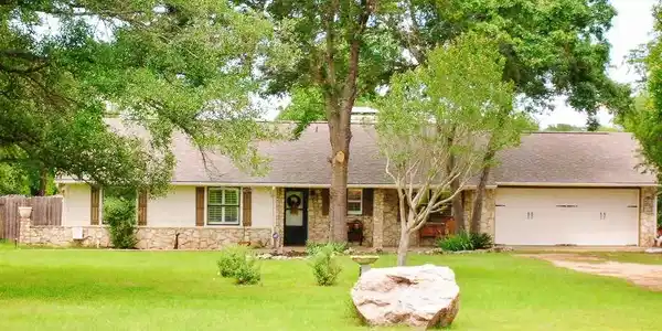 3801 Lakeview Drive