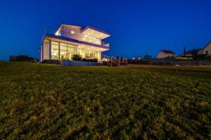 1530 Hill Top