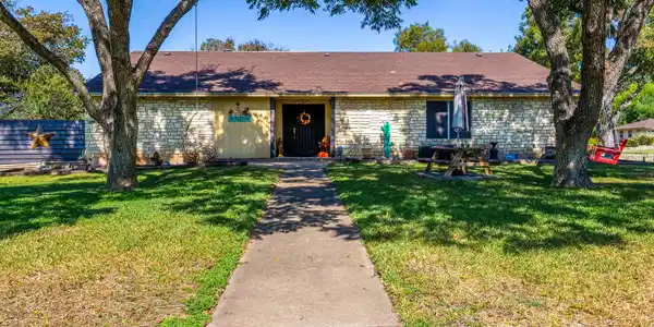 252 Meadowlakes Drive