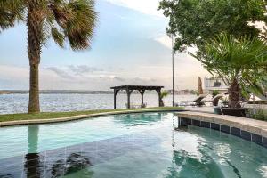 425 Lighthouse Drive