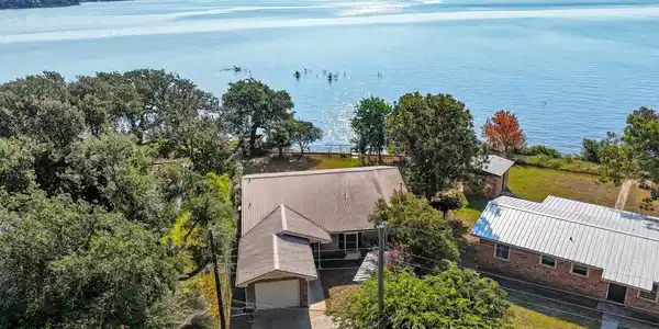 601 Lakeshore Loop