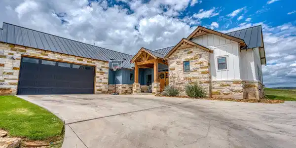 112 Legendary Estates Dr