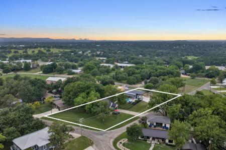 1701 Bluebonnet Lane