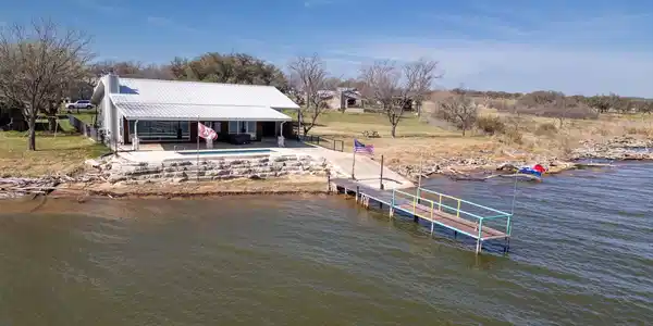 303 Lakeshore Loop