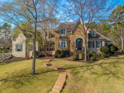 302 OAK SHORES Circle