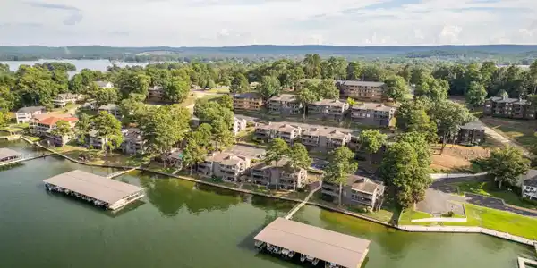 200 HAMILTON OAKS