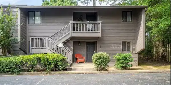200 HAMILTON OAKS