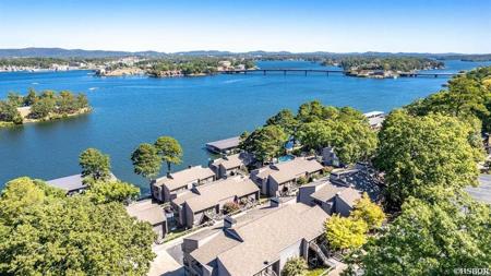 200 HAMILTON OAKS