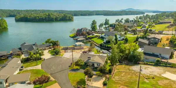 106 WHISPERING PINE Cove