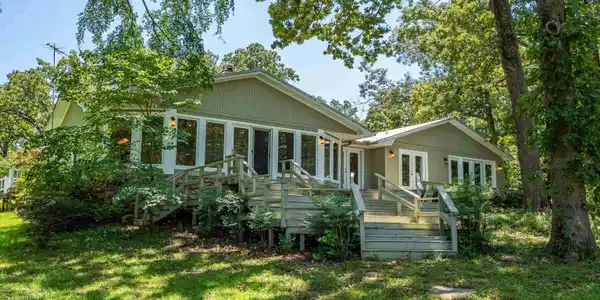 512 BEACHVIEW Circle