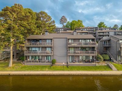 200 HAMILTON OAKS