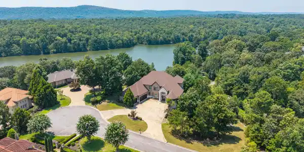 152 DELLMERE Cove