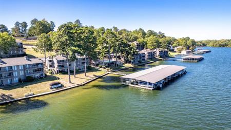 200 HAMILTON OAKS
