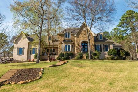 302 OAK SHORES Circle