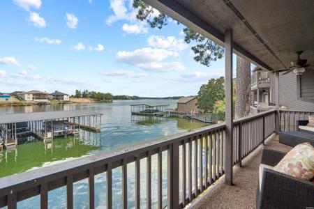 200 HAMILTON OAKS