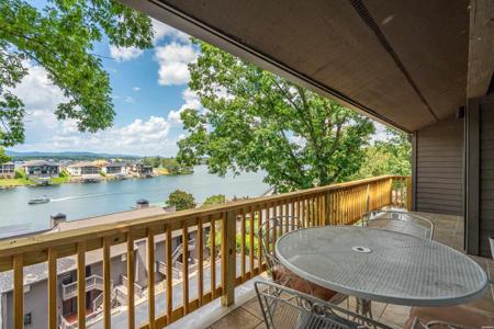 200 HAMILTON OAKS