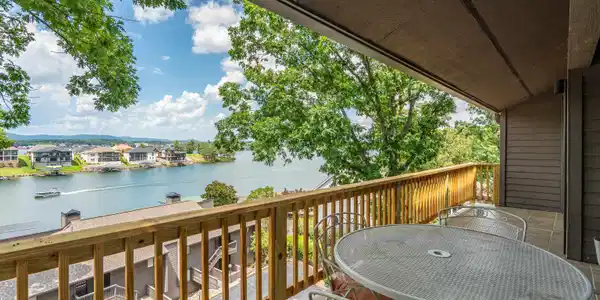 200 HAMILTON OAKS