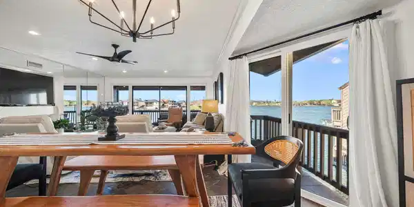 200 HAMILTON OAKS