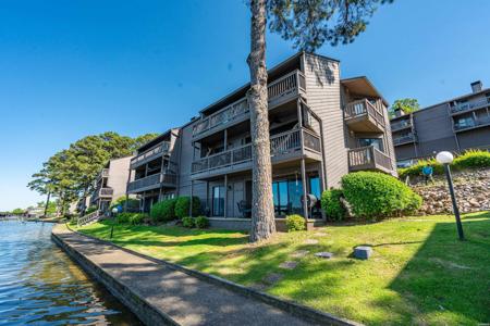 200 HAMILTON OAKS