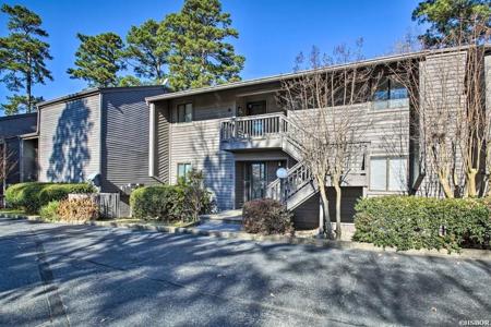 200 HAMILTON OAKS Drive