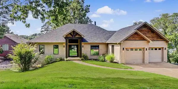170 LAKE FOREST SHORES
