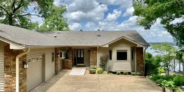 15 GUINDOLA Way