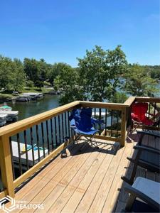 4212 W Lakeshore