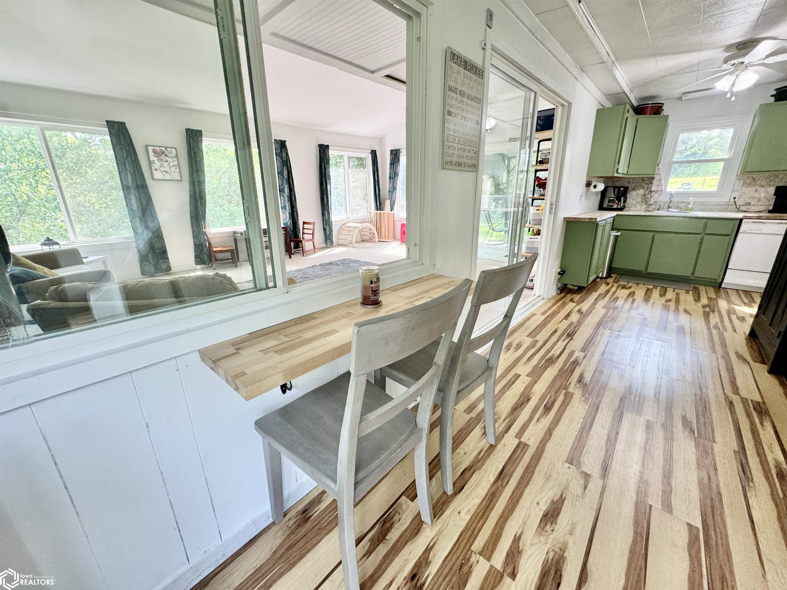 Image 3: Dinning area