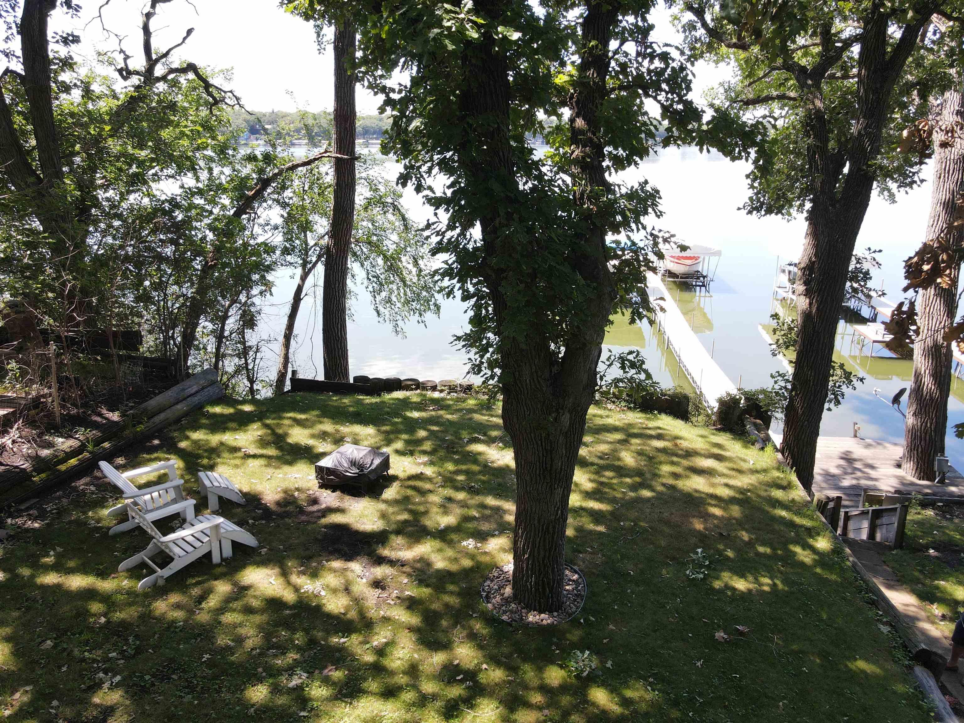Image 2: Large Lakeside Yard